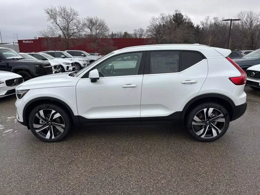 2025 Volvo XC40 Plus photo 1