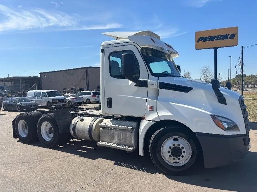 2020 Freightliner Cascadia 126" Day cab photo 1