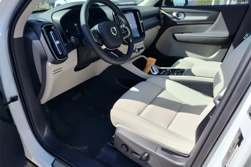 2026 Volvo XC40 Plus photo 1