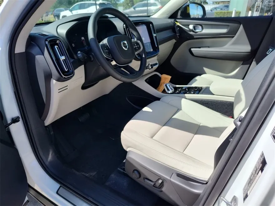 2026 Volvo XC40 Plus photo 1