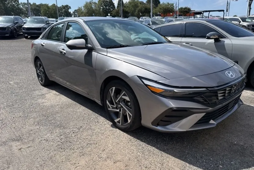 2024 Hyundai Elantra Limited photo 1