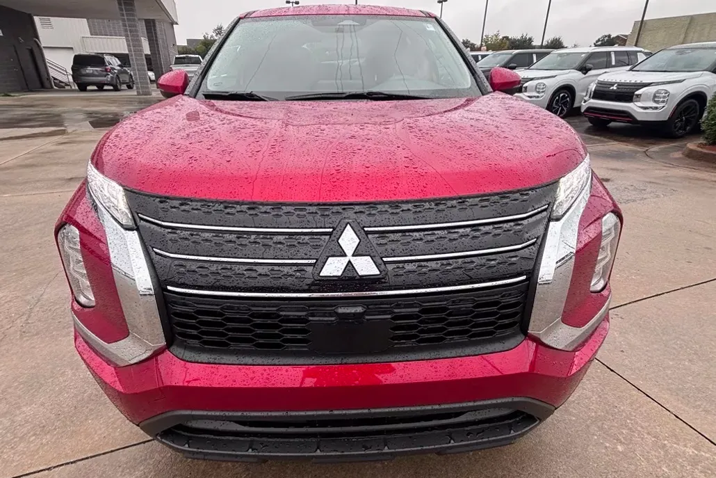 2024 Mitsubishi Outlander ES photo 1