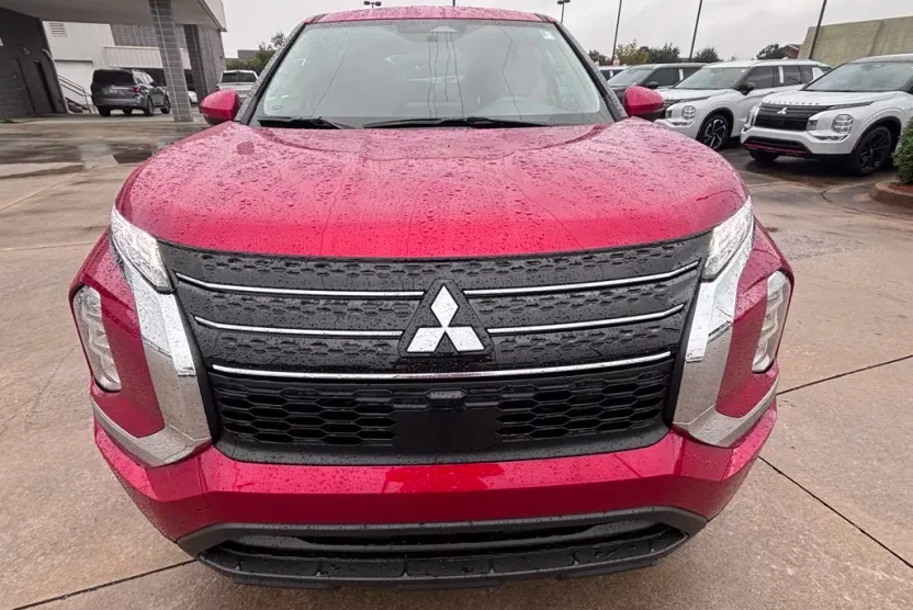 2024 Mitsubishi Outlander ES photo 1