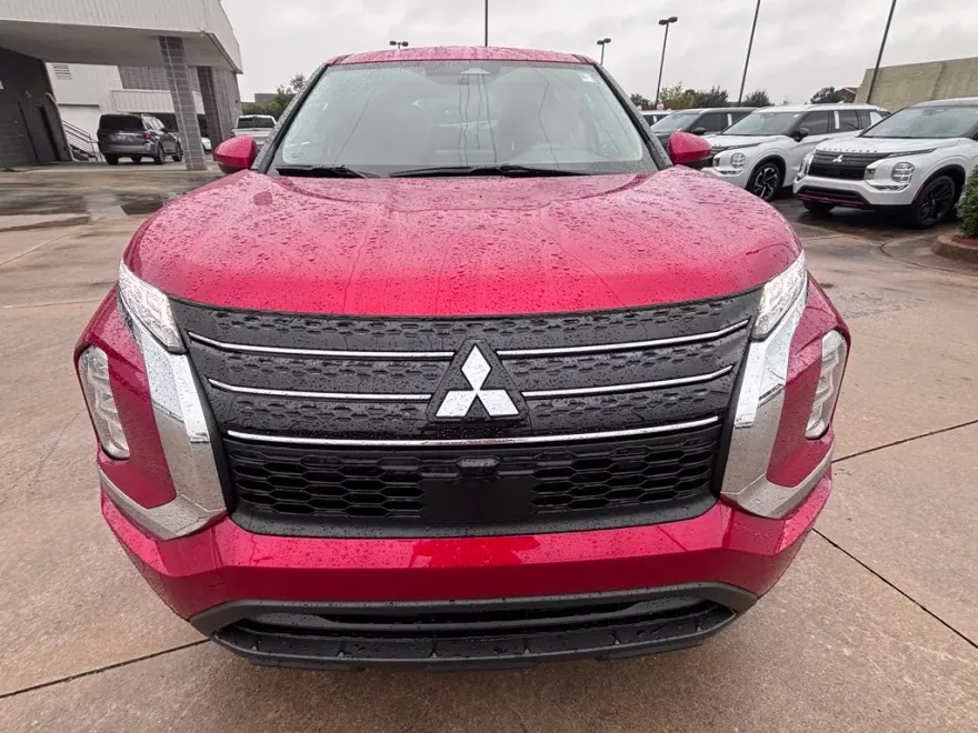 2024 Mitsubishi Outlander ES photo 1