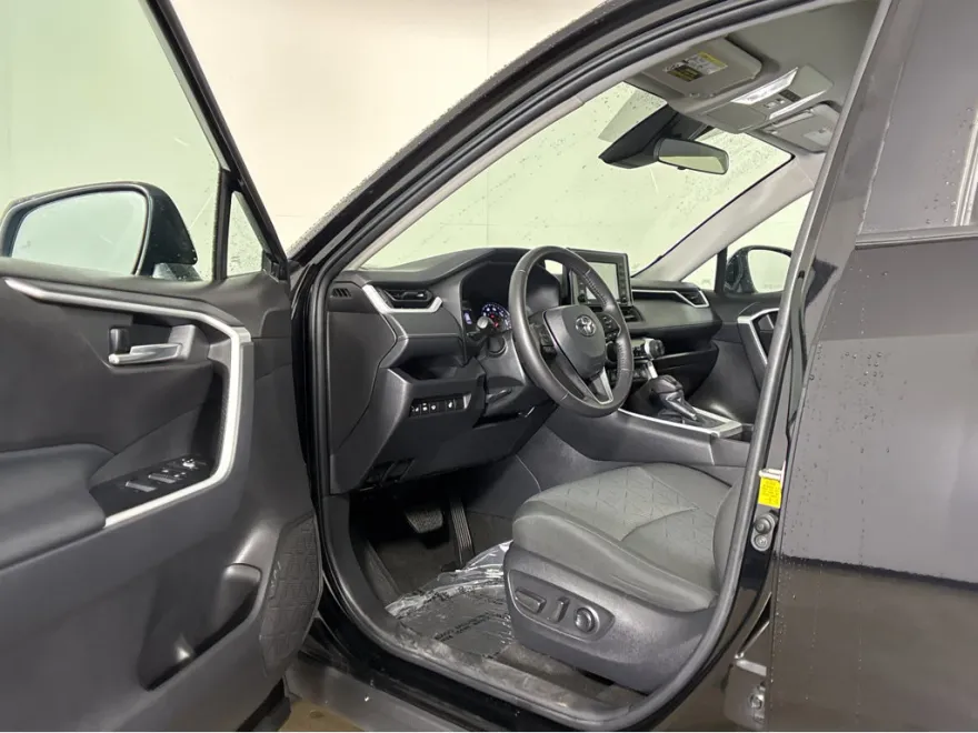 2022 Toyota RAV4 XLE photo 1