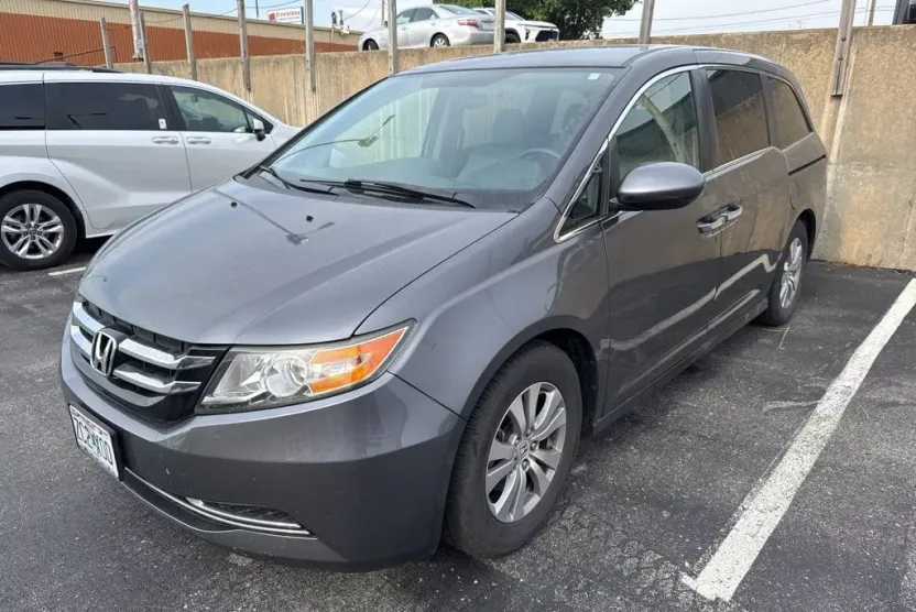 2017 Honda Odyssey SE photo 1
