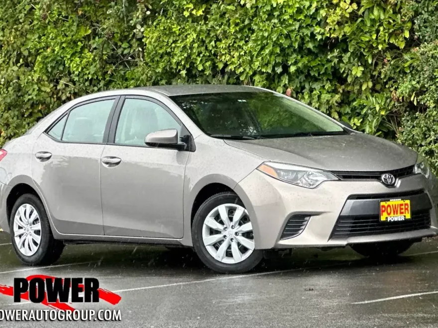 2016 Toyota Corolla LE photo 1