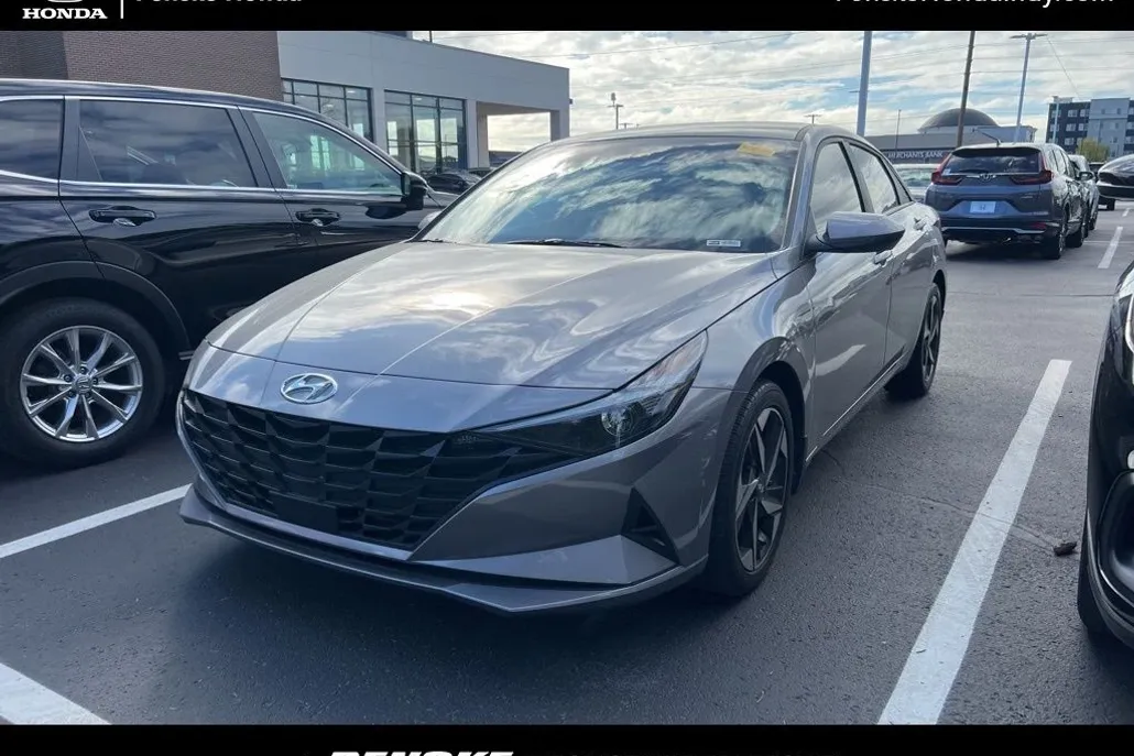 2023 Hyundai Elantra SEL photo 1