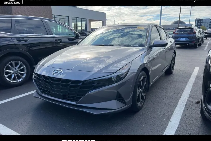 2023 Hyundai Elantra SEL photo 1