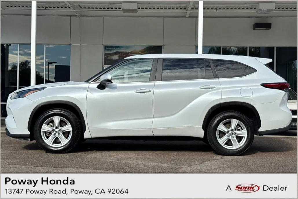 2023 Toyota Highlander LE photo 1
