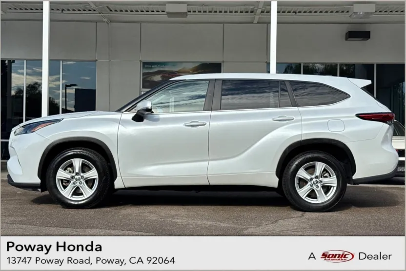 2023 Toyota Highlander LE photo 1
