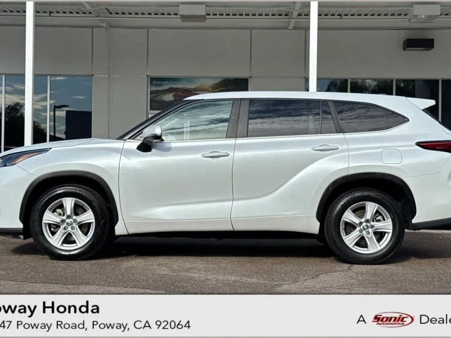 2023 Toyota Highlander LE photo 1