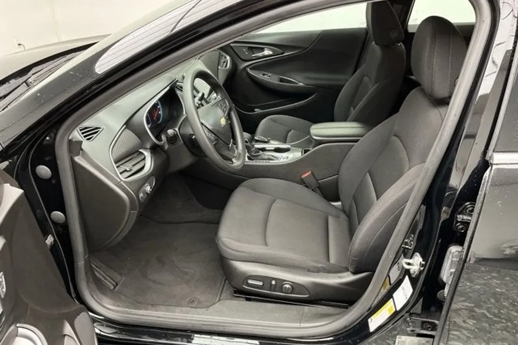 2024 Chevrolet Malibu 1LT photo 1