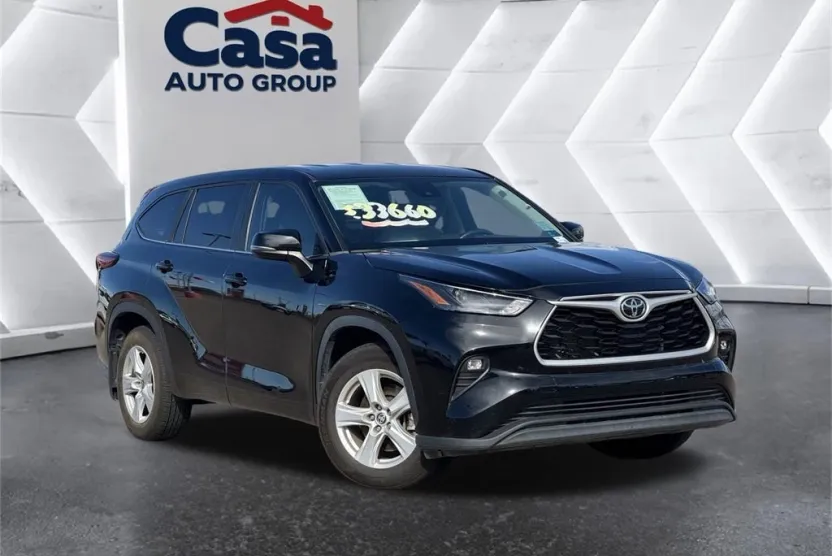 2023 Toyota Highlander LE photo 1