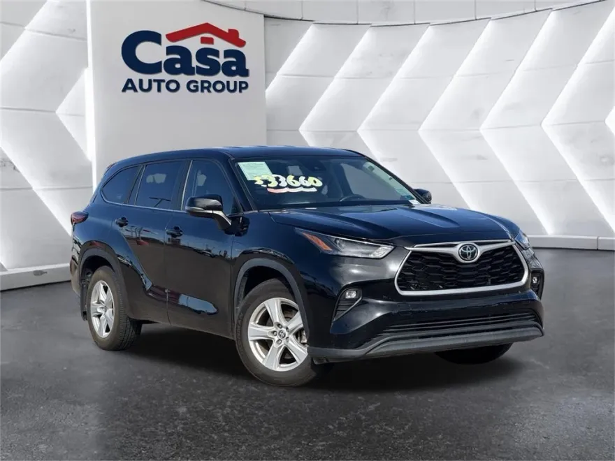2023 Toyota Highlander LE photo 1