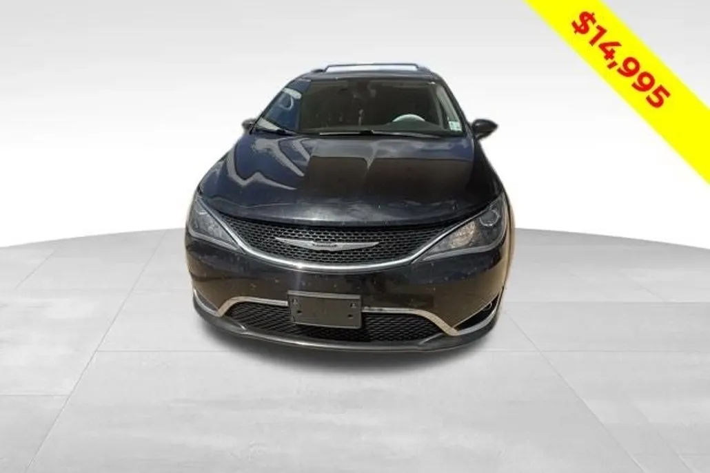 2019 Chrysler Pacifica Touring L photo 1