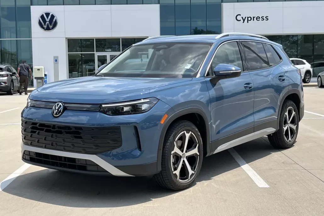2025 Volkswagen Tiguan SE photo 1