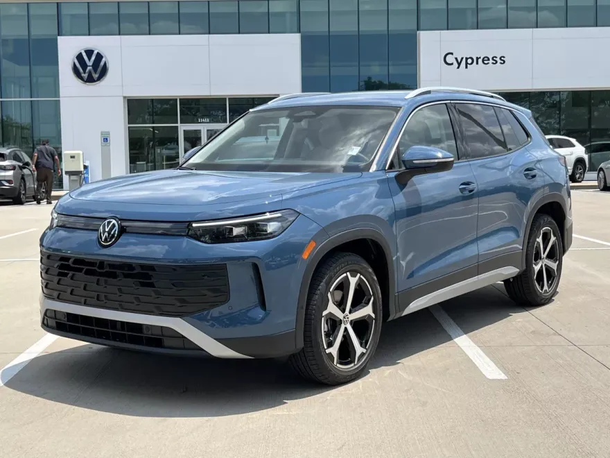 2025 Volkswagen Tiguan SE photo 1