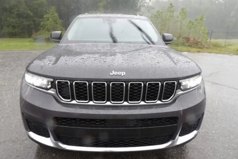 2023 Jeep Grand Cherokee Laredo photo 1