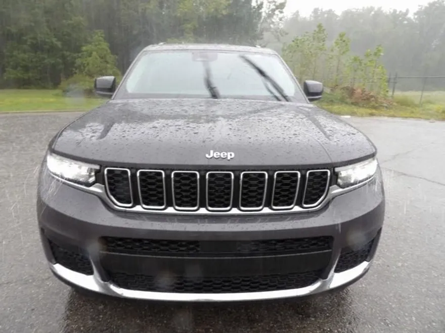 2023 Jeep Grand Cherokee Laredo photo 1