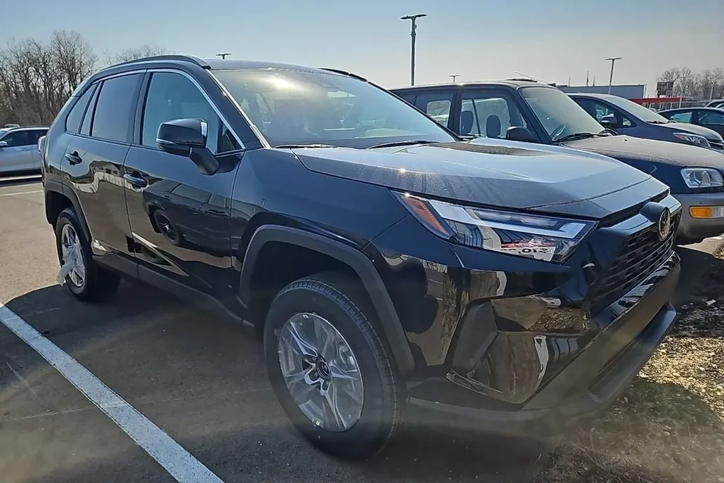 2025 Toyota RAV4 Hybrid XLE photo 1