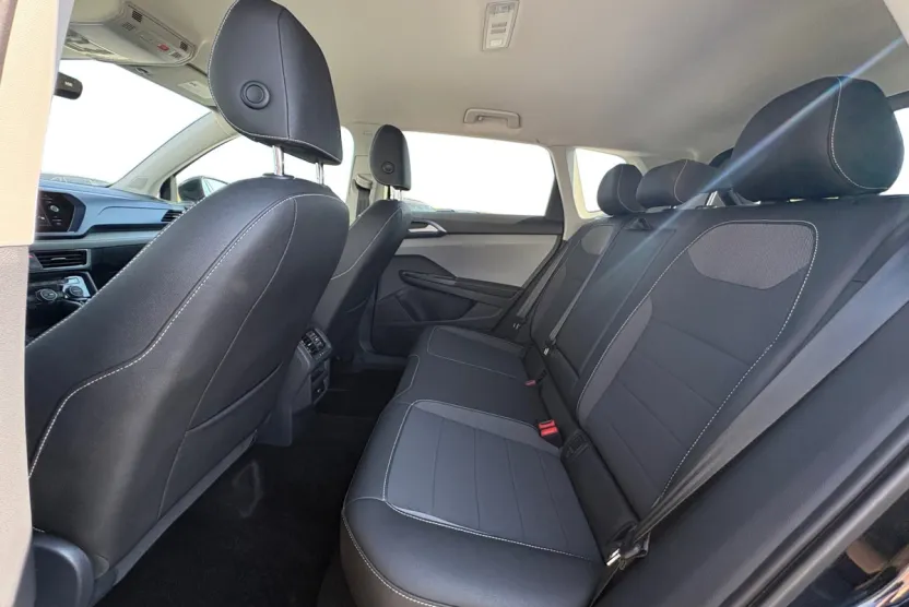 2024 Volkswagen Taos SE photo 1