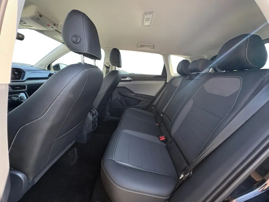 2024 Volkswagen Taos SE photo 1