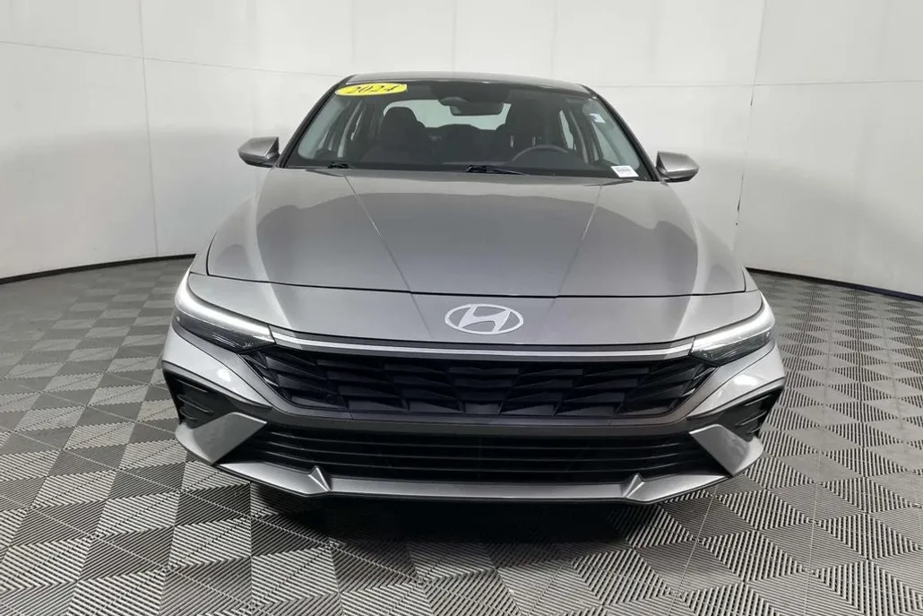 2024 Hyundai Elantra SEL photo 1