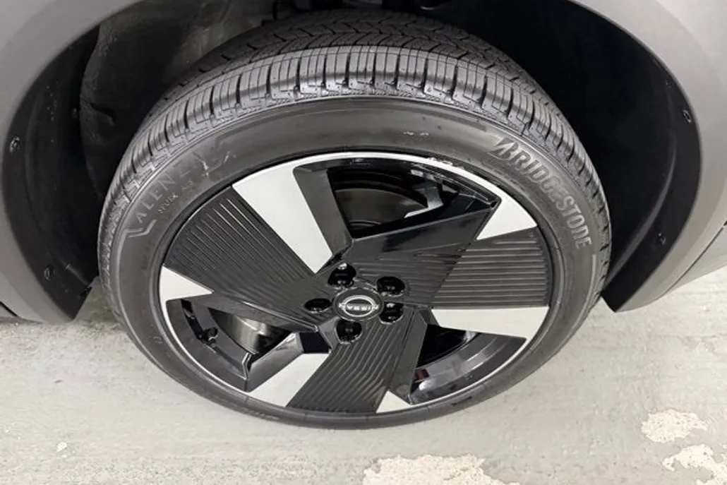 2025 Nissan Kicks SR photo 1