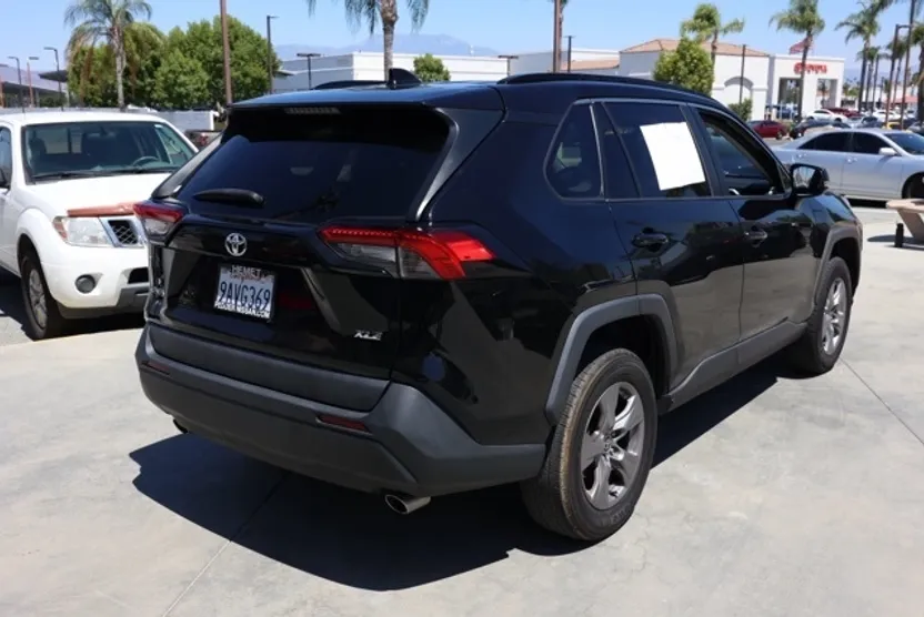 2022 Toyota RAV4 XLE photo 1