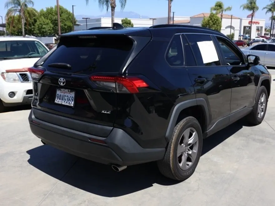 2022 Toyota RAV4 XLE photo 1
