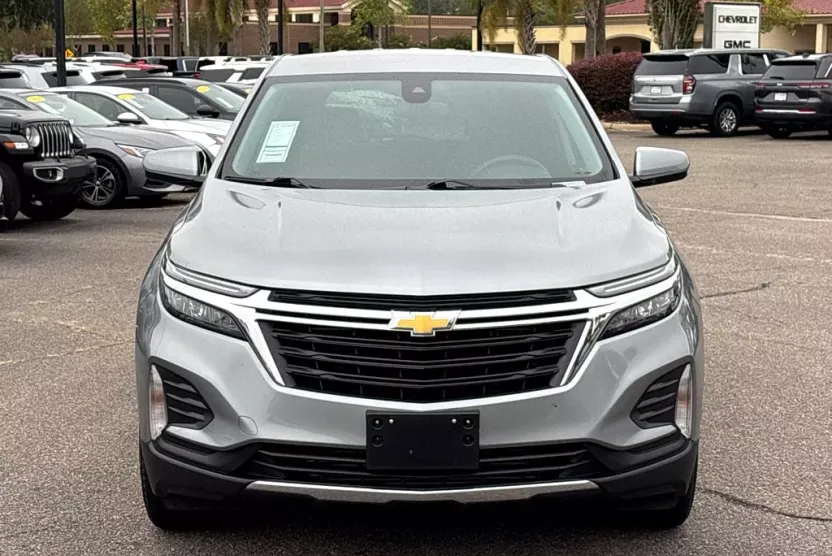 2023 Chevrolet Equinox LT photo 1
