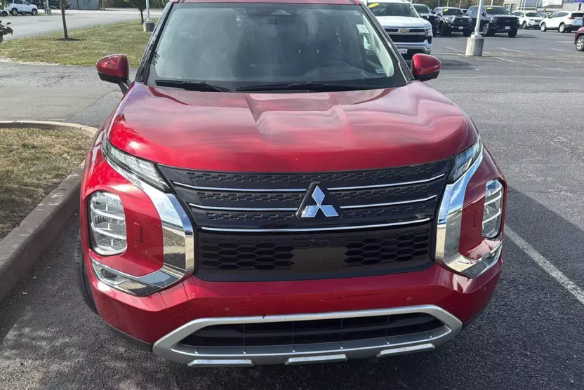 2024 Mitsubishi Outlander SE photo 1