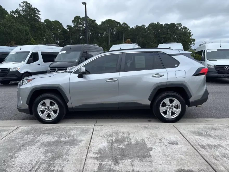 2020 Toyota RAV4 XLE photo 1