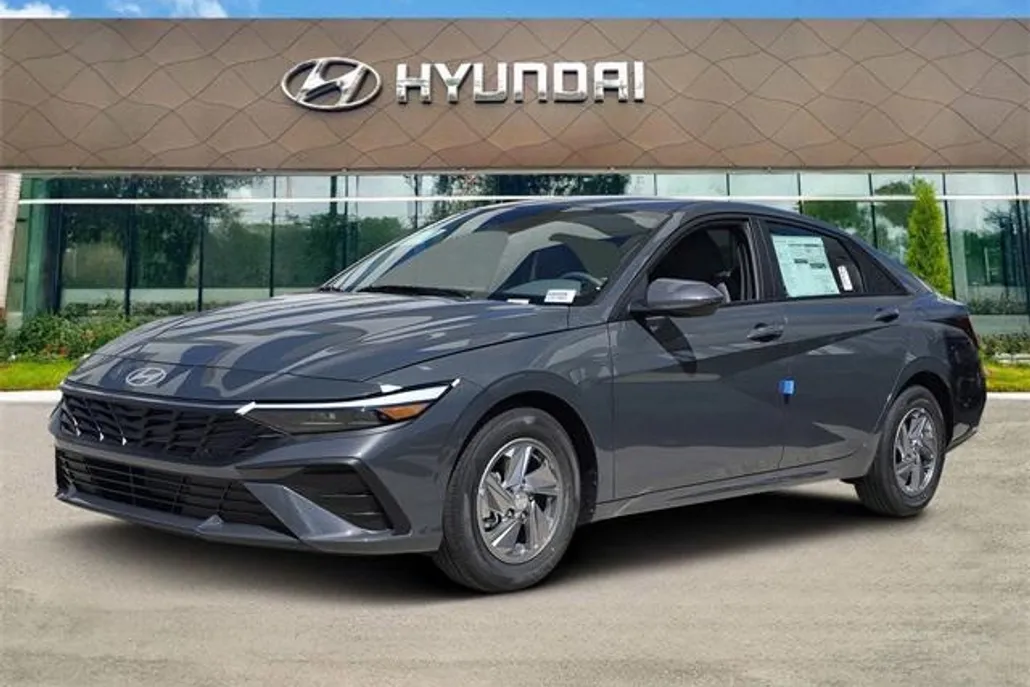 2025 Hyundai Elantra SE photo 1