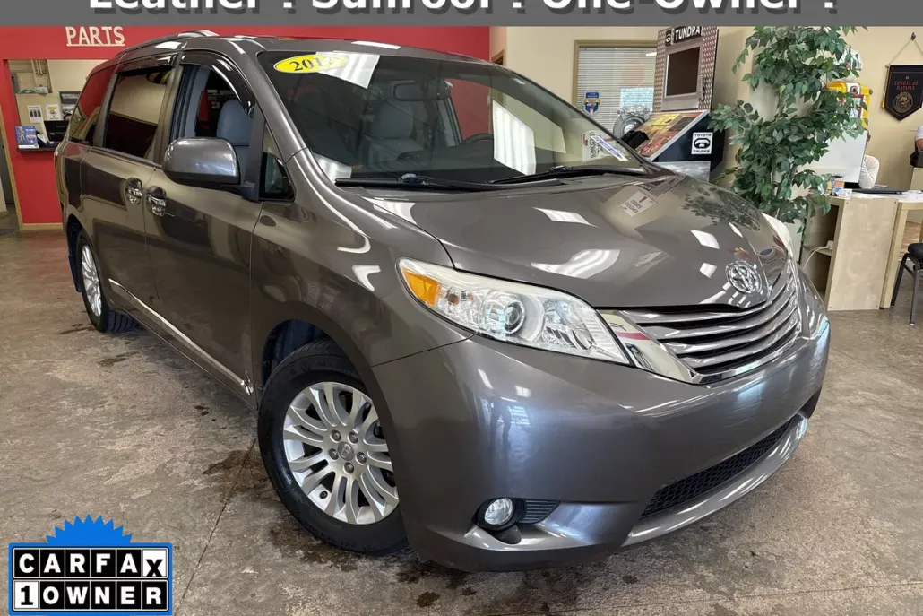 2017 Toyota Sienna XLE photo 1