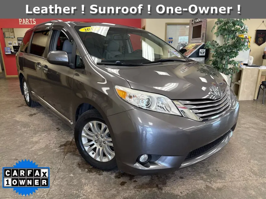 2017 Toyota Sienna XLE photo 1
