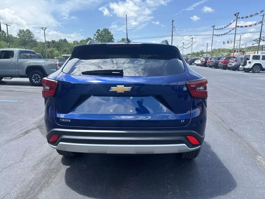 2024 Chevrolet Trax LT photo 1