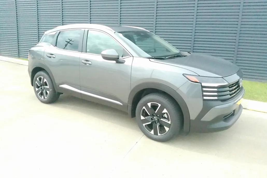 2025 Nissan Kicks SV photo 1