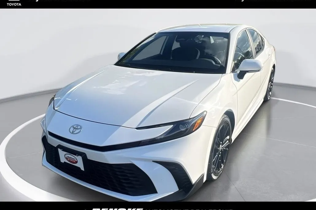 2025 Toyota Camry SE photo 1