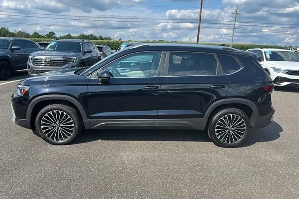 2025 Volkswagen Taos SE photo 1