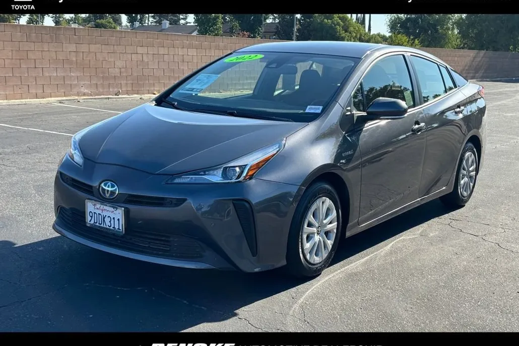 2022 Toyota Prius L photo 1