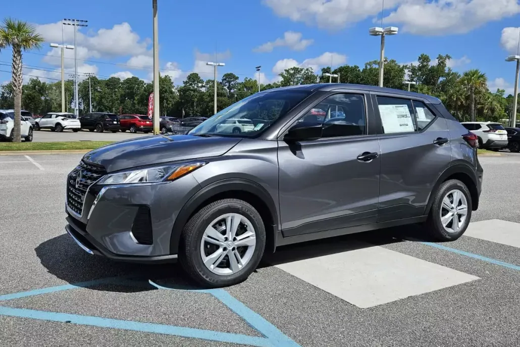 2025 Nissan Kicks Play S photo 1