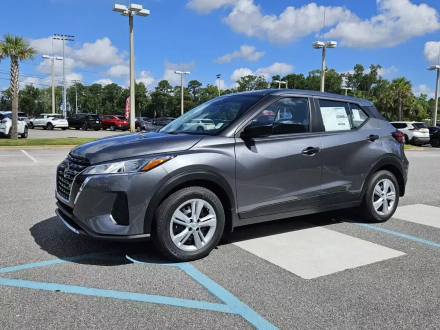 2025 Nissan Kicks Play S photo 1