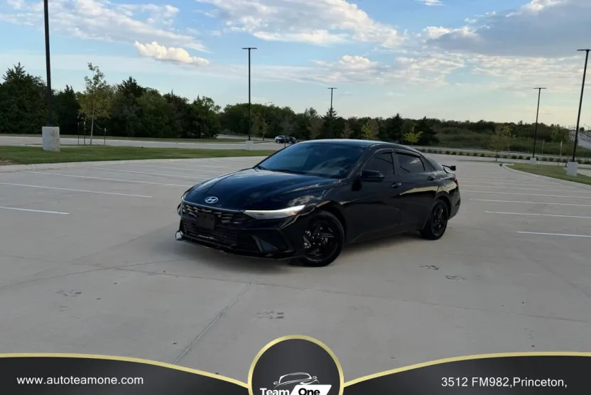 2024 Hyundai Elantra SE photo 1