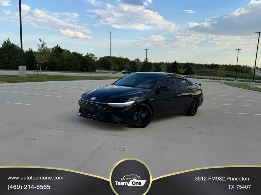 2024 Hyundai Elantra SE photo 1