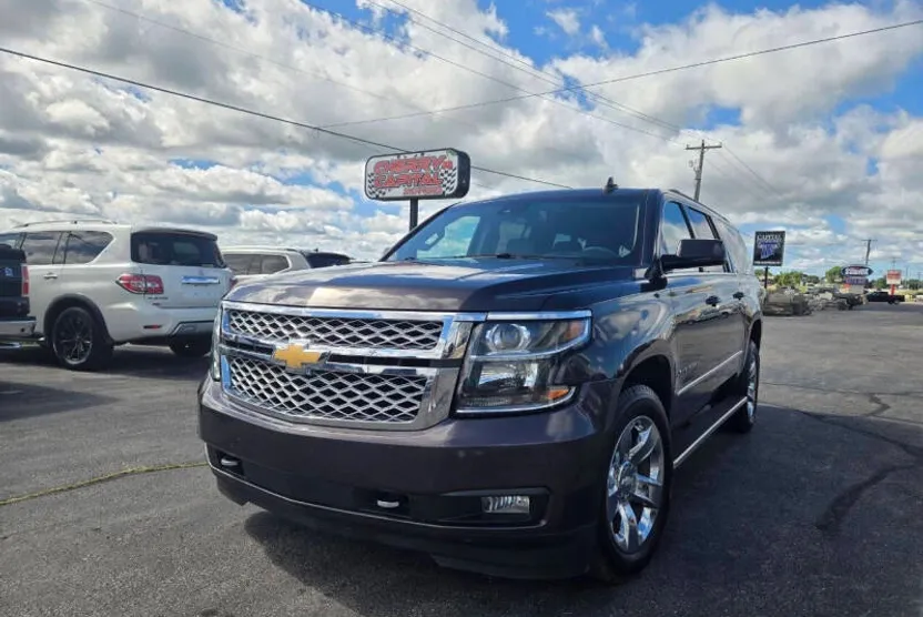 2017 Chevrolet Suburban LT photo 1