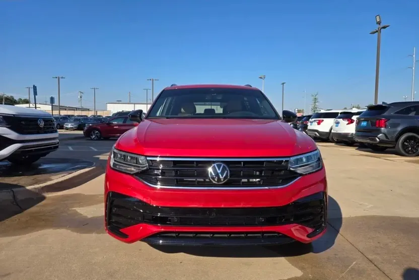 2024 Volkswagen Tiguan SE R-Line Black photo 1