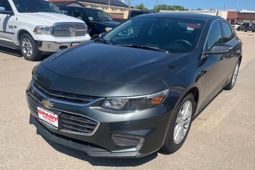 2017 Chevrolet Malibu 1LT photo 1