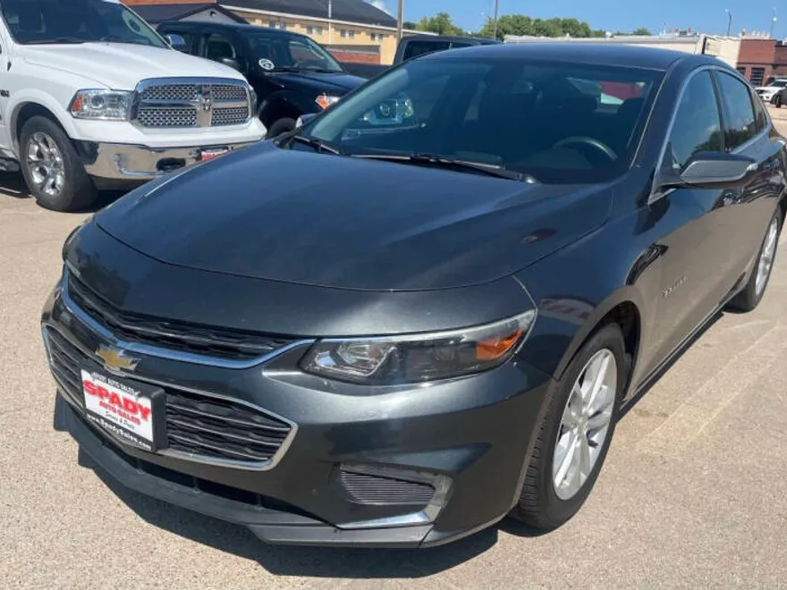 2017 Chevrolet Malibu 1LT photo 1